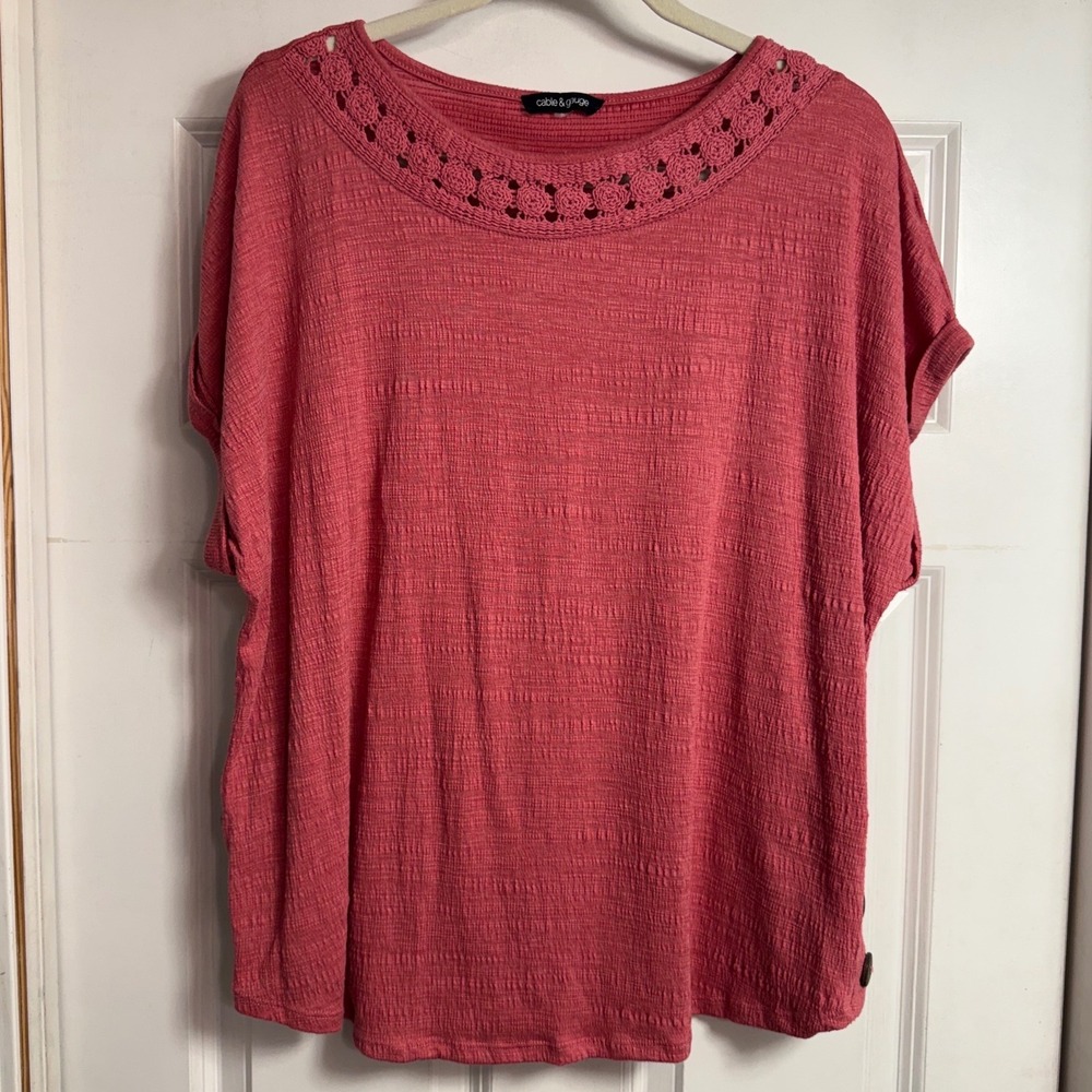 Cable & Gauge Pink Crochet Neck Slub Knit Top Short Sleeve Wood Buttons Plus 1X